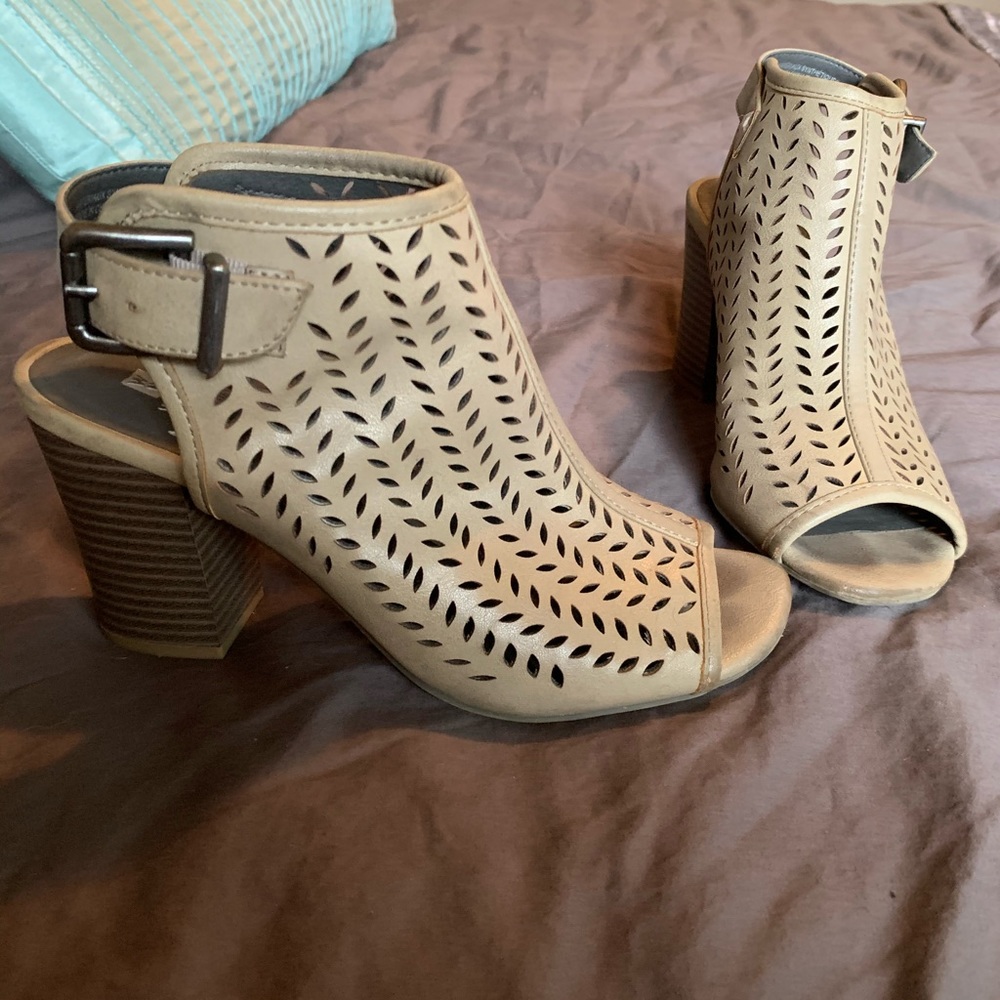 🔹Peep Toe Booties🔹 - Picture 2 of 4